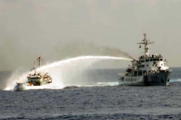 Kapal patroli Vietnam (kiri) terlibat tembak menembak meriam air dengan kapal China di perairan sengketa Laut China Selatan, Senin (12/5/2013).