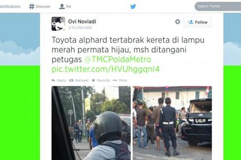 Alphard Tersambar Kereta Batu Bara di Patal Senayan Diduga Memaksa Melintasi Rel