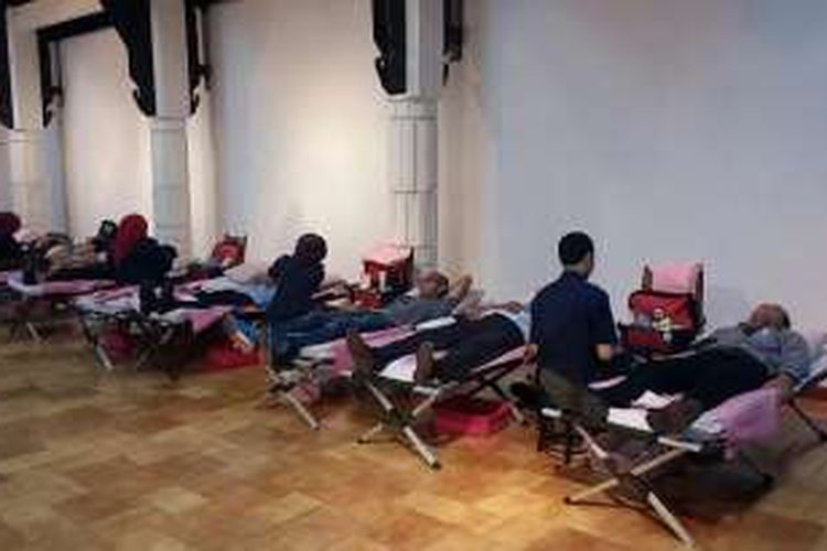 Sejumlah pendonor saat sedang dilakukan pengambilan darahnya di Bentara Budaya Jakarta Palmerah Selatan, Kamis (25/2/2016). Ini merupakan kegiatan rutin yang telah diselenggarakan ke-16 kalinya oleh Kompas Gramedia.