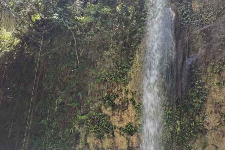 Air Terjun Wae Mapos, Kecamatan Ranamese, Kabupaten Manggarai Timur, NTT, Kamis, (30/3/2023) sangat unik bercampur air panas. Air terjun sangat cocok untuk healing kesehatan. (KOMPAS.com/DOK/STAF DINAS PARIWISATA MATIM/ALBERTUS JEHAMIN)