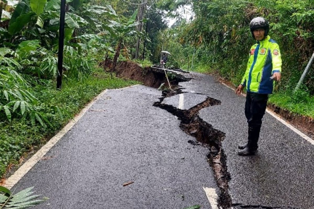 Salah satu kondisi jalan terbelah menuju wilayah Kecamatan Kadupandak, Kabupaten Cianjur, Jawa Barat akibat pergeseran tanah, Kamis (5/12/2024)