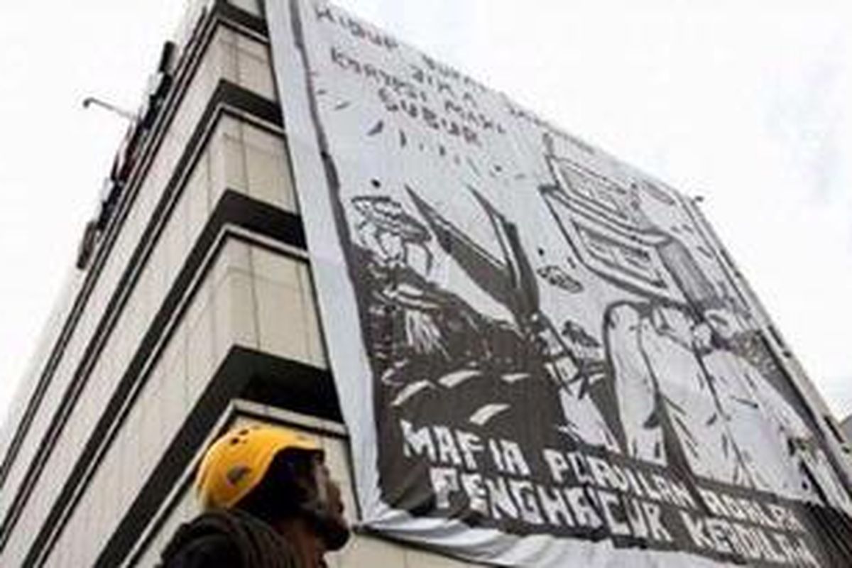 Spanduk besar antikorupsi di gedung KPK