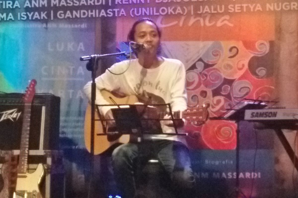 Fajar Merah (Putra Wiji Thukul) saat tampil di pentas puisi nge-rock