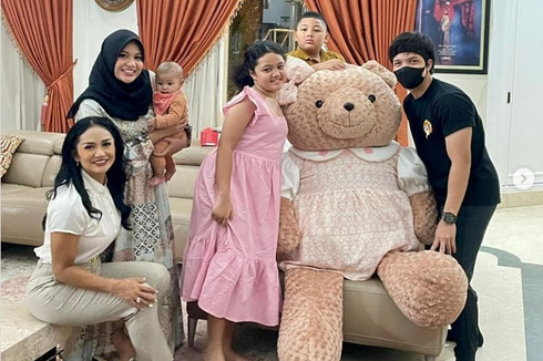 Atta dan Aurel Beri Kado Boneka Teddy Bear Besar untuk Amora