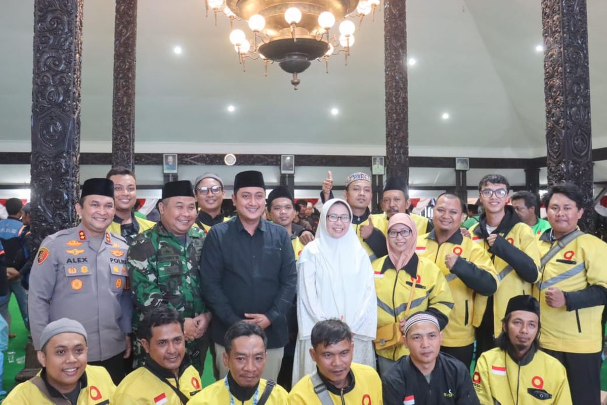 Bupati Lumajang Indah Amperawati bersama komunitas ojek online di Pendopo Arya Wiraraja Lumajang
