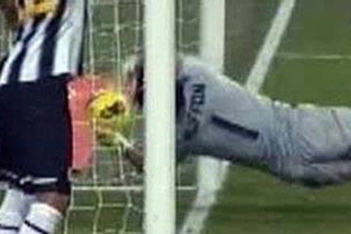 Inilah gol gelandang AC Milan, Sulley Muntari, yang dianulit wasit Paolo Tagliavento, pada laga Serie-A melawan Juventus, di San Siro, Sabtu (25/2/2012).