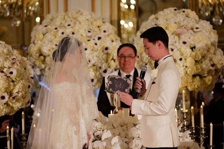 Pebulu tangkis ganda putra Indonesia, Kevin Sanjaya Sukamuljo, resmi menikah dengan Valencia Tanoesoedibjo di Paris, Perancis, pada Kamis (23/3/2023).