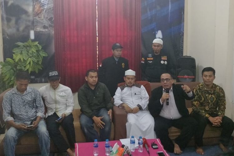 DPP PA 212 saat konferensi pers di Kantor Sekretariat DPP PA 212, Jalan Raya Condet, Kramat Jati, Jakarta Timur, Rabu (9/10/2019), soal kasus penganiayaan Ninoy Karundeng.