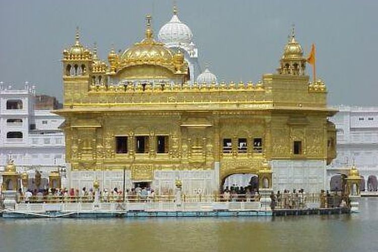 Tempat suci Sikhisme di Golden Temple. [Via Wikimedia Commons]