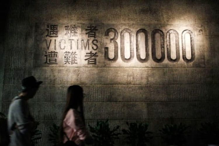 Para wisatawan melihat-lihat Balai Peringatan Pembantaian Nanjing.