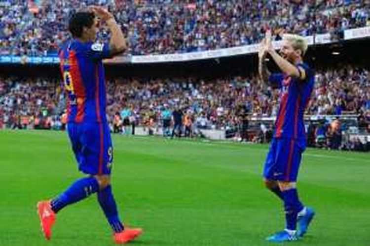 Luis Suarez dan Lionel Messi merayakan gol Barcelona ke gawang Real Betis pada pertandingan La Liga di Camp Nou, Sabtu (20/8/2016). 