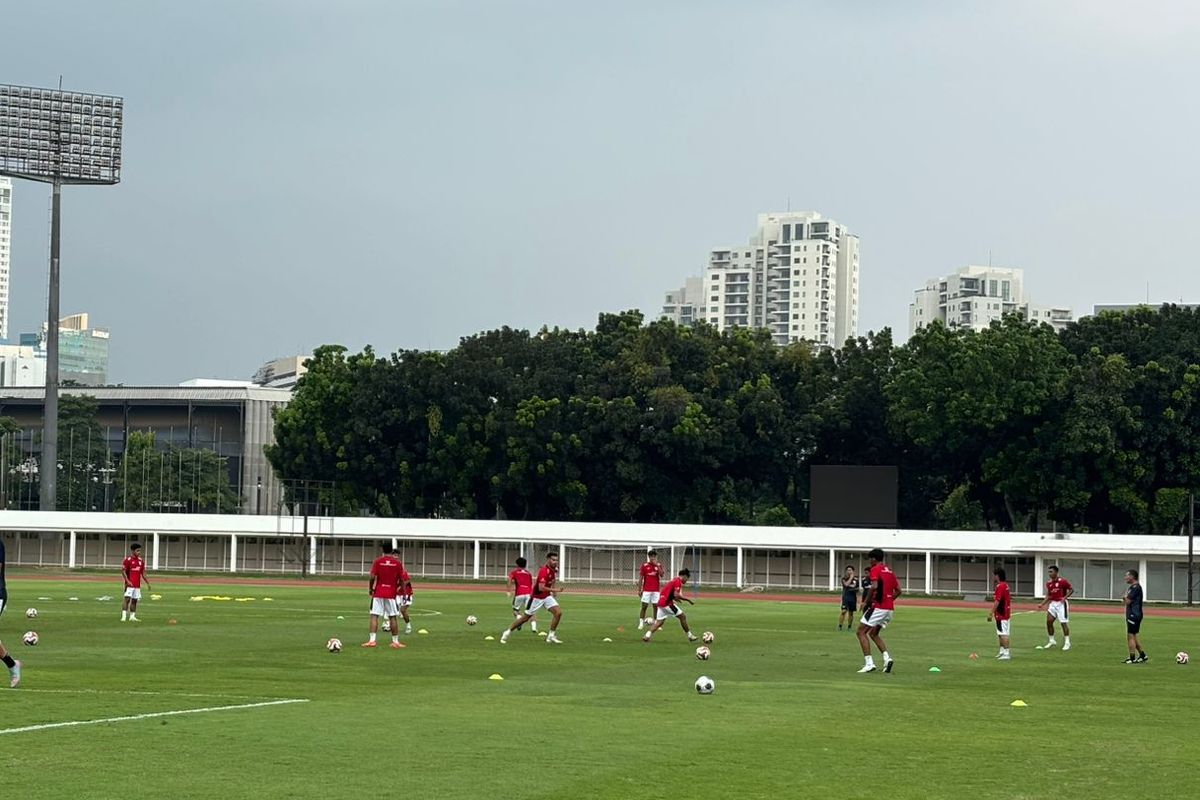 Timnas U23 Indonesia sedang melakukan pemusatan latihan di Stadion Madya, Jakarta, Senin (23/6/2025).