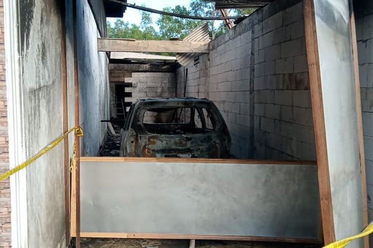 Kendaraan korban hangus usai dibakar OTK