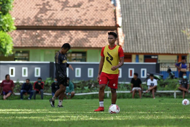 Bagas Adi Nugroho mengikuti latihan perdana bersama Arema FC di Lapangan Gondang Legi Kabupaten Malang, Jawa Timur, Minggu (14/03/2021) pagi.