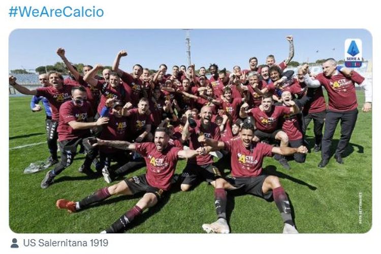 Skuad Salernitana merayakan keberhasilan klub mereka meraih tiket promosi ke Serie A 2021-2022. (Foto: Tangkapan layar Lega Serie A)