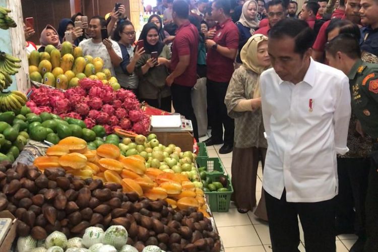 Presiden Joko Widodo saat blusukan ke Pasar Modern Bintaro, Tangerang Selatan, Jumat (22/2/2019).