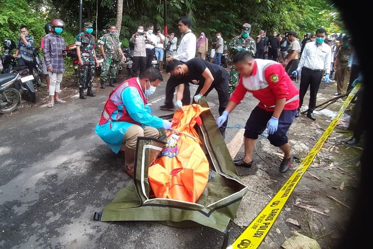 Warga Desa Kaligono Kecamatan Kaligesing digegerkan dengan penemuan mayat dalam kondisi terikat tali rafia di bagian tangan dan kakinya. 