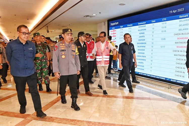 Menteri Perhubungan Budi Karya Sumadi bersama dengan Kapolri Jenderal Listyo Sigit Prabowo meninjau situasi arus mudik di Bandara Juanda Surabaya, Jawa Timur, Rabu (19/4/2023).