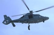 Helikopter Panther dan KRI Diponegoro Latihan Pengiriman Barang di Laut Mediterania