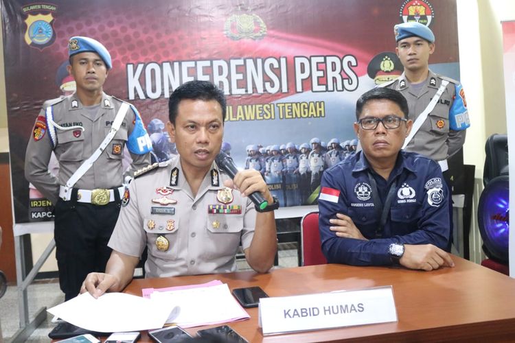 Kabid Humas Polda Sulteng Kombes Didik Supranoto (kiri) dalam konferensi pers pada Rabu (15/1/2020).