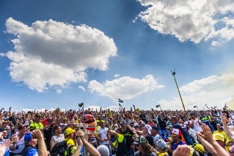 Suasana penonton MotoGP di Sachsenring, Jerman.. (Photo by Robert MICHAEL / AFP)