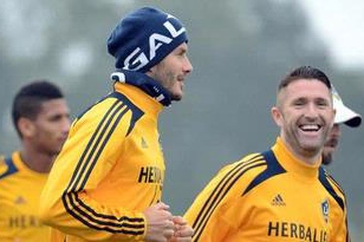 Pemain LA Galaxy dari Inggris, David Beckham (nomor 23), dan dari Irlandia Robbie Keane (7), Kamis (29/11/2012), tengah melakukan sesi pemanasan jelang MLS Cup 2012 di Stadion The Home Depot Center, Carson, Kalifornia. 