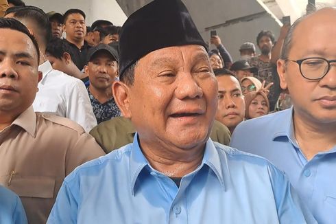 Bungkam, Prabowo Sempat Tertawa Kecil Saat Ditanya soal Desakan Mundur dari Menhan