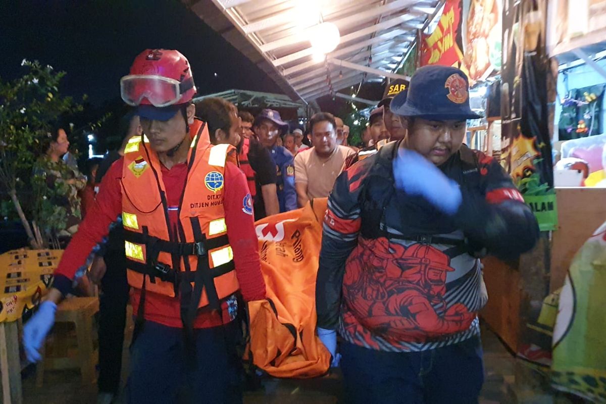 Tim gabungan saat mengevakuasi tubuh AG (50) pada Selasa (14/2/2023) malam. AG merupakan satu dari dua orang pria yang dinyatakan tenggelam di Situ Rawa Gede, Bojongmenteng, Rawalumbu, Kota Bekasi.