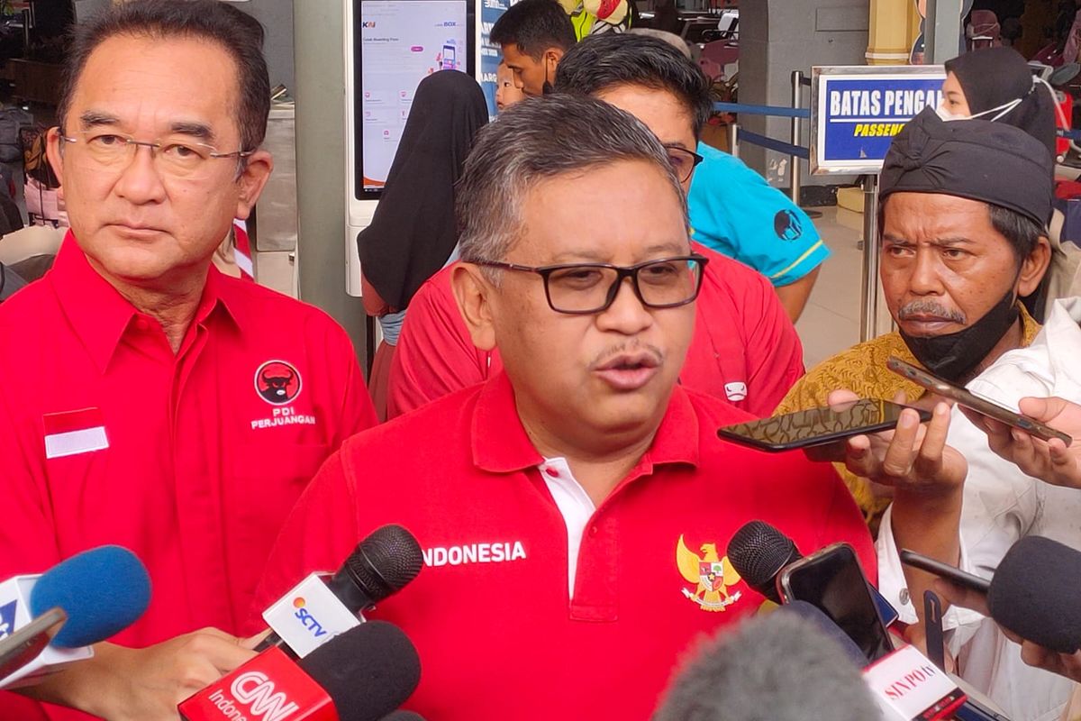 Sekretaris Jenderal PDI-P Hasto Kristiyanto di Stasiun Pasar Senen, Jakarta Pusat, Selasa (18/4/2023).