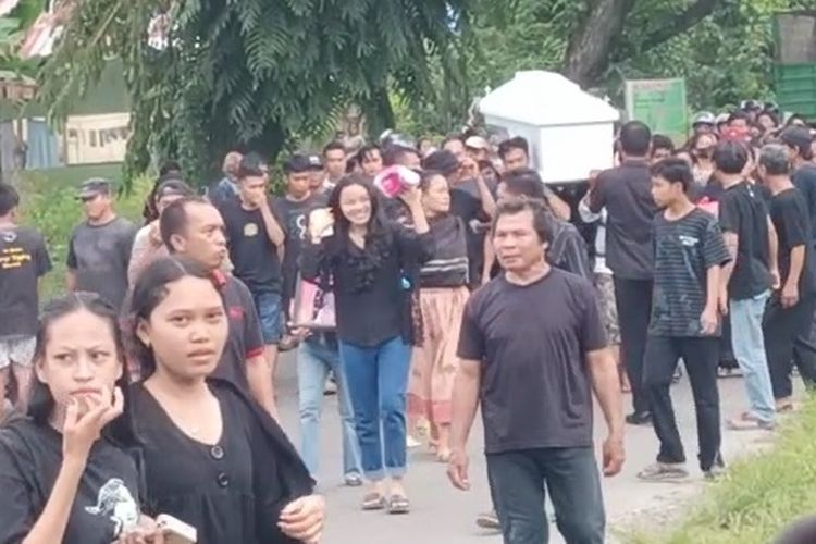 Isak tangis mengiringi kepergian Asri Obed (54) warga sipil asal Desa Terpedo Jaya, Kabupaten Luwu Utara, Sulawesi Selatan Kamis (04/5/2023) yang dibunuh Kelompok Kriminal Bersenjata (KKB) pada Minggu (30/4/2023) lalu.