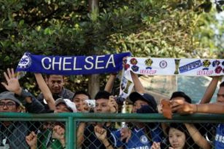 Para penggemar menonton tim sepak bola Chelsea memberikan coaching clinic di Lapangan Hoki, Senayan, Rabu (24/7/2013). Chelsea akan bertanding melawan Indonesia All Star pada Kamis, 25 Juli 2013.