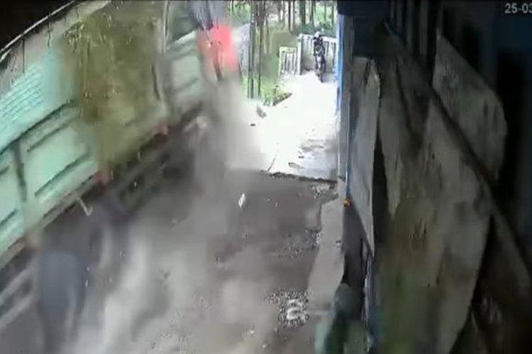 Tangkapan layar video truk terjun ke jurang di Wonosobo, Jawa Tengah, Jumat (25/3/2022).