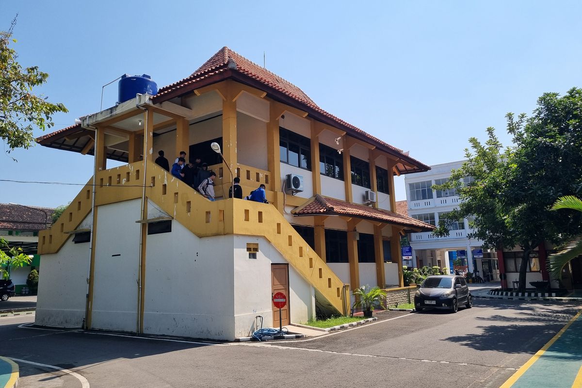 Sejumlah siswa Sekolah Menengah Kejuruan Negeri (SMKN) 2 Solo berjalan keluar menuruni ruangan perpustaan, Selasa (6/6/2024). 