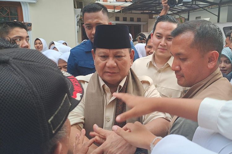 Capres nomor urut 2 Prabowo Subianto mendatangi Ponpes Cipasung di Tasikmalaya, Jawa Barat, Sabtu (2/12/2023). 