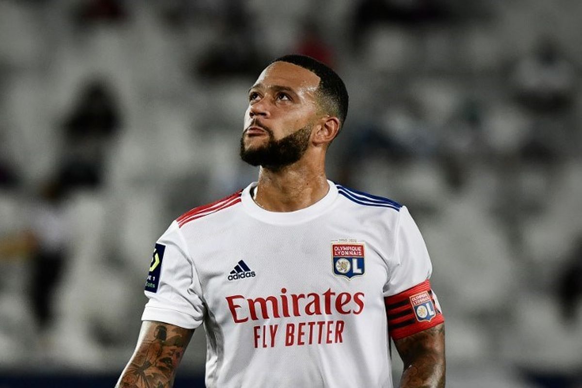 Penyerang Olympique Lyon, Memphis Depay, beraksi pada laga Liga Perancis kontra Bordeaux, 11 September 2000.