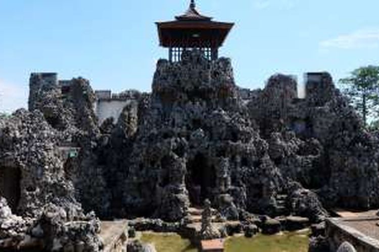 Situs bersejarah di tengah kota Cirebon, Gua Sunyaragi.
