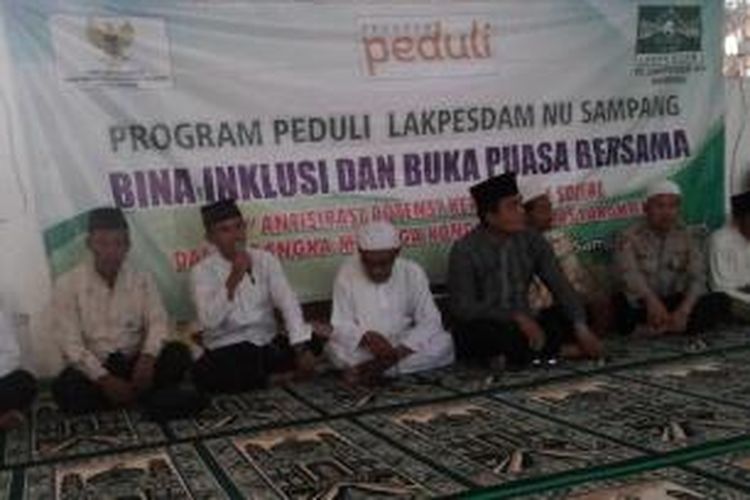 Lakpesdam NU Sampang bersama dengan TNI-Polri, mengadakan kegiatan Bina Inklusi di bekasa daerah konflik Syiah-Sunni Sampang, Sabtu (11/7/2015). 