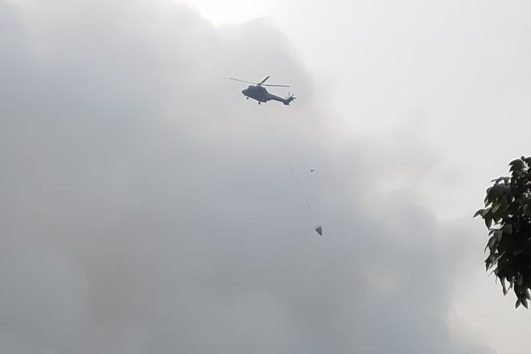 Helikopter TNI AU 6 Kali Water Bombing Kebakaran di TPA Galuga, 3 Ton Air Sekali Siram