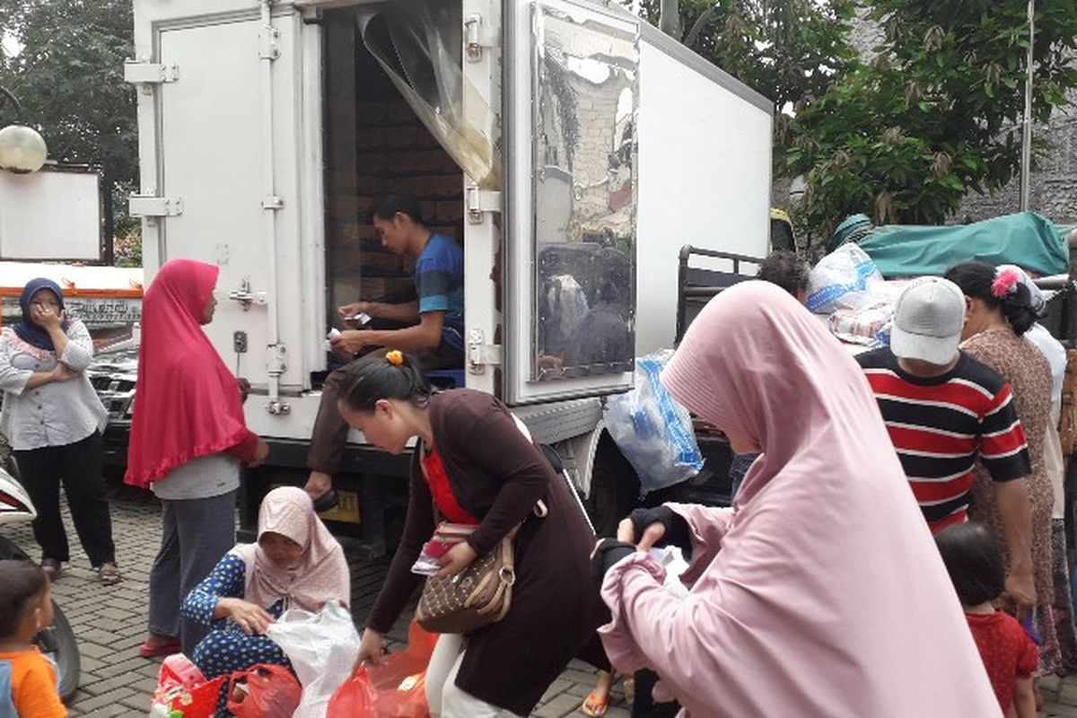 Para warga Kelurahan Rawa Buaya menukar kupon pangan murah di RPTRA Intiland Teduh Rawa Buaya pada Rabu (14/2/2018).
