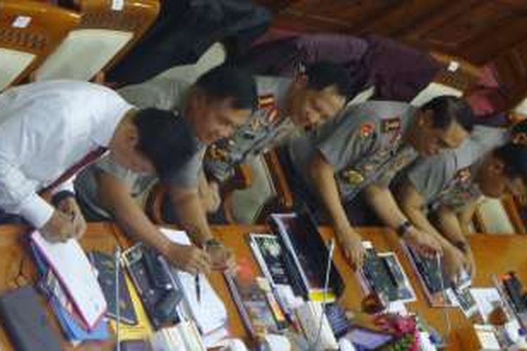 Kapolri Jenderal Pol Tito Karnavian bersama jajaran kapolri dalam rapat kerja dengan Komisi III DPR di Kompleks Parlemen, Senayan, Jakarta, Senin (5/9/2016)