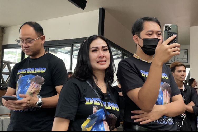 Iis Dahlia menangis saat perilisan lagu Devano Danendra saat ditemui di kawasan Kemang, Jakarta Selatan, Jumat (23/9/2022). 