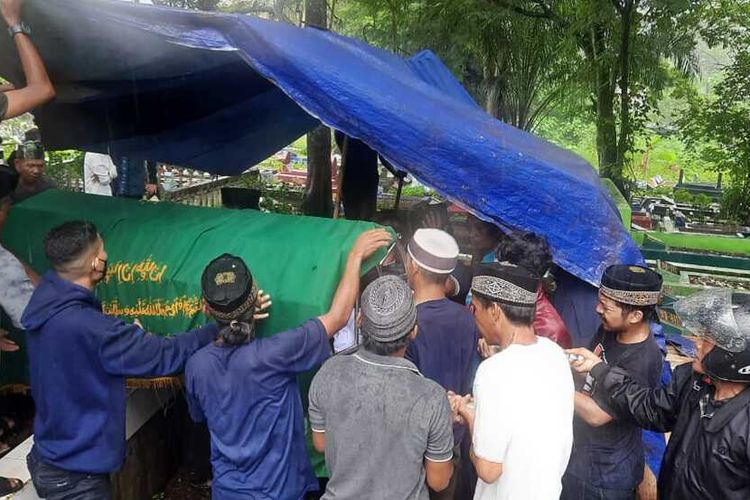 Prosesi pemakaman ibu dan anak korban pembunuhan yang berlangsung di Tempat Pemakaman Umum (TPU) Puncak Sekuning, Palembang, Sumatera Selatan, Selasa (16/4/2024).