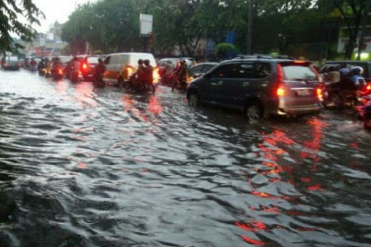 Keadaan banjir di salah satu daerah di Kota Palembang. Saat ini Pemkot merencanakan pembuatan kolam retensi sambil melaksanakan program gotong royong pada akhir pekan.