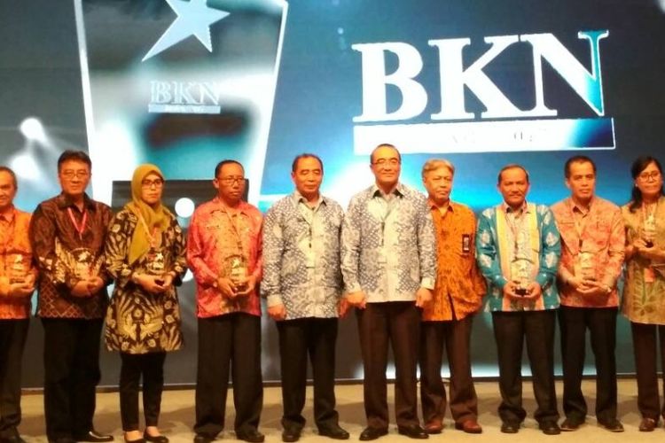 Penghargaan AKN Award 2017 diserahkan langsung oleh Kepala BKN, Bima Haria Wibisana, kepada Sekretaris Daerah Kota Semarang Adi Tri Hananto pada Rapat Koordinasi Nasional Kepegawaian BKN 2017 di Jakarta Convention Center (JCC), Jalan Jendral Gatot Subroto, Jakarta Selatan. 