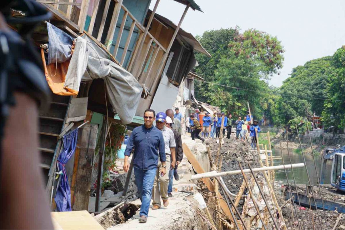 Gubernur DKI Jakarta Anies Baswedan meninjau rumah yang ambles di bantaran Kali Anak Ciliwung RT 001 RW 008 Ancol, Pademangan, Jakarta Utara, Selasa (20/11/2018).