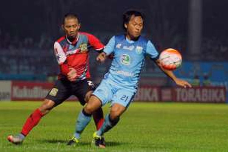 Gelandang Persela Lamongan Jusmadi (kanan) saat berduel dengan pemain Persiba Balikpapan Siswanto, dalam pertandingan Senin (8/8/2016) malam WIB.