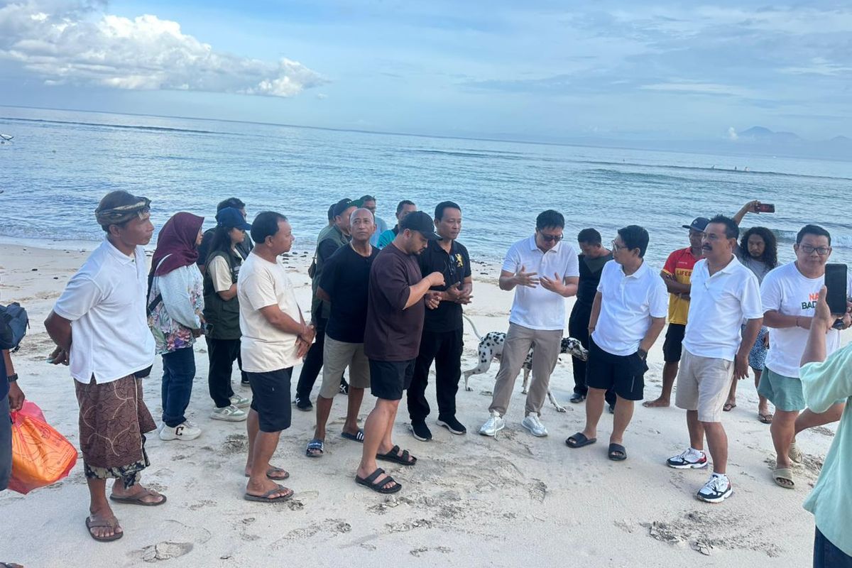 Bupati Adi Arnawa berdialog dengan tokoh dan komunitas masyarakat di kawasan Pantai Bingin, pada Kamis (20/11/2025).