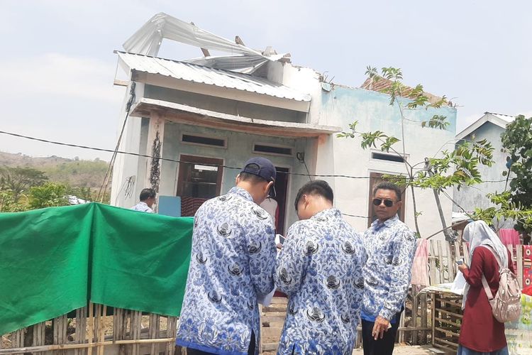 Jajaran BPBD bersama Disperkim Kota Bima saat meninjau rumah warga terdampak angin puting beliung di Kelurahan Oi Foo, Selasa (14/11/2023).