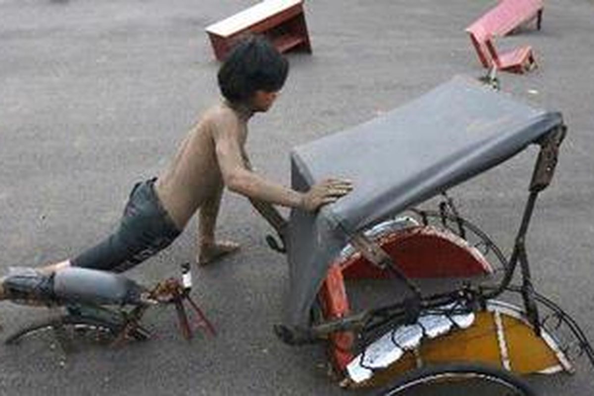 Aktivis Gerakan Menuntut Keadilan Korban Lapindo menampilkan aksi teatrikal saat aksi damai memperingati empat tahun tragedi lumpur Lapindo di depan Istana Merdeka, Jakarta, Sabtu (29/5/2010). Mereka menuntut pemerintah tidak melupakan peristiwa tersebut dan segera menyelesaikannya.