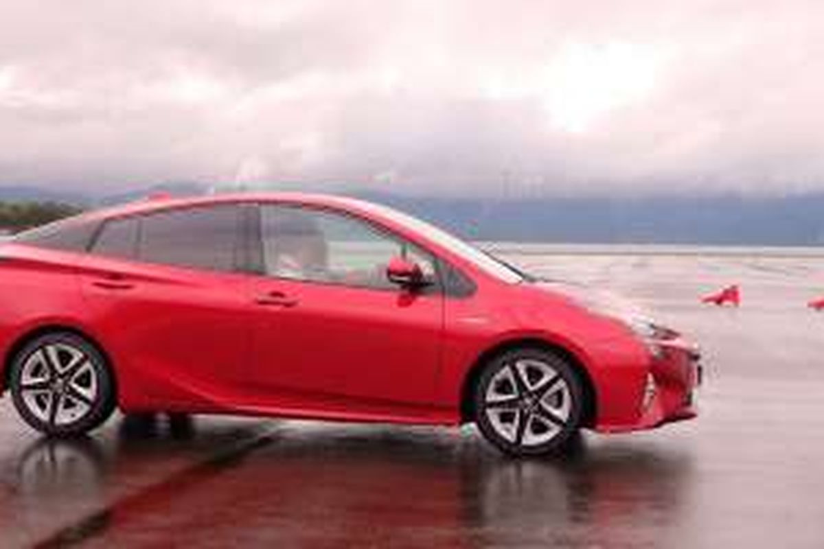 Mencoba langsung fitur bantuan pengereman pada Toyota Prius